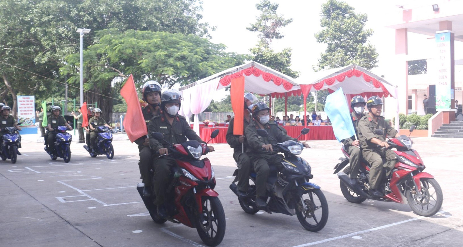 Lực lượng tham gia bảo vệ ANTT ở cơ sở TP. Thuận An ra quân tuần hành một số tuyến đường trên địa bàn .